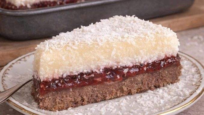 Pastel rápido de coco y sémola sobre agua, suave como un alma, listo mientras preparas café…