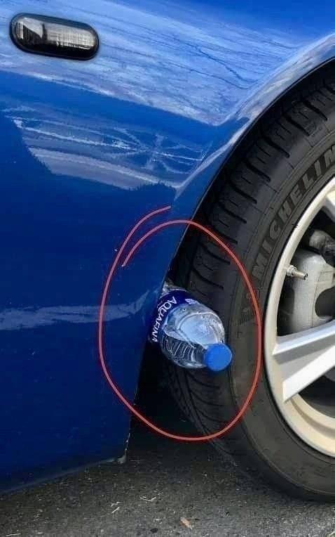 Si ves una botella de plástico en la rueda de tu coche — ¡NO te bajes! Esto es lo que significa (y qué hacer)