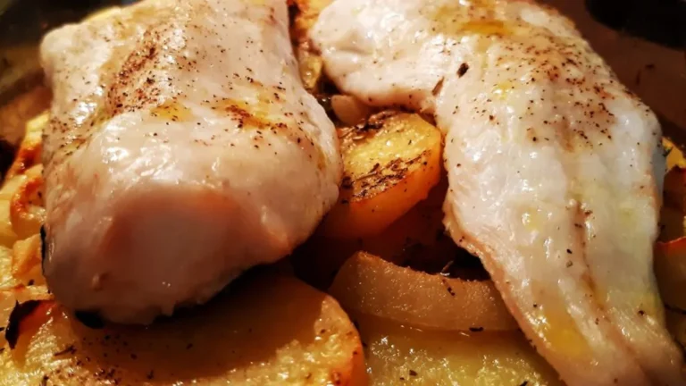 MERLUZA AL HORNO CON PATATAS PANADERAS
