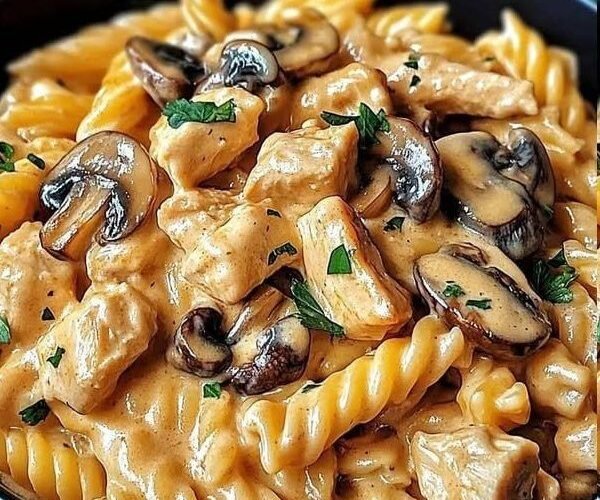 Deliciosa pasta con pollo y champiñones y salsa cremosa